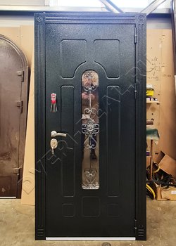 Черная дверь с антивандальным покрытием со стеклом и ковкой