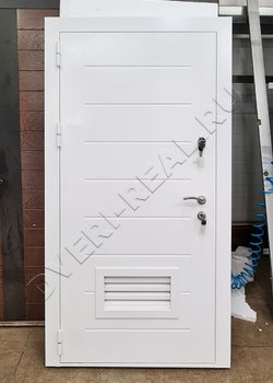 Белая металлическая дверь с вентиляционной решеткой