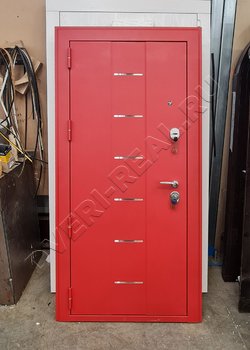 Красная стальная дверь со вставками молдинга в квартиру