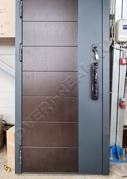 Стальная дверь с МДФ цвет серый и венге