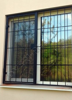 Решётка классическая чёрная плоская на окно квартиры или дома